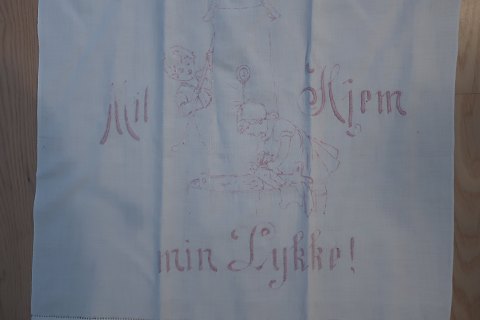 Paradestykke
Smukt gammelt paradestykke med lyserødt håndbroderi
Tekst: "MIt hjem - min lykke"
101cm x 48cm
Antikt, dansk linned og olmerdug er vores speciale