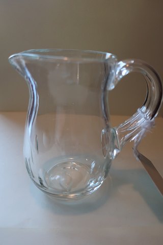 Antik flødekande af glas med sleben olivenmønster
H: ca 11cm
God stand