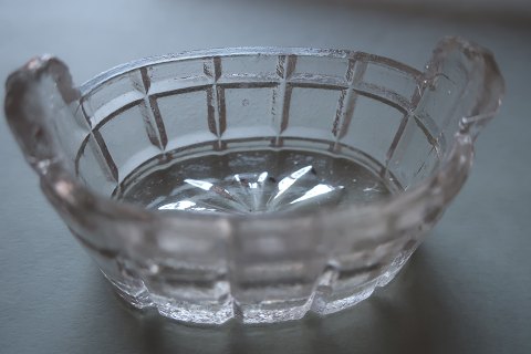 Gammelt saltkar af glas
Oval form med stjerne i bunden
Form med "håndtag" som en "kurv"
L: ca. 5,5cm
I god stand