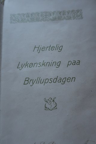 Lykønskningskort, på bryllupsdagen
Samleobjekt
Fra den tid, hvor kort var udsmykkede, og hvor et lille rim var indskrevet