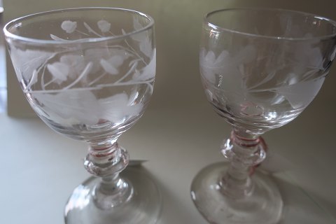 Antikke smukke glas - hedvin - med egeløv-mønsterFra ca. 1860H: ca. 9,5cmGod stand