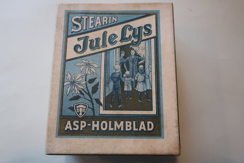 Gamle julelys af stearin, - i original æske
Fra Asp-Holmblad
Røde lys
