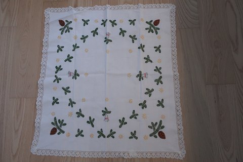 Juledug
Smuk, gammel og håndbroderet med hyggeligt motiv
70cm x 66cm