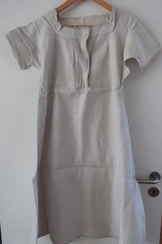 Shift / dress made of flaxThis dress comes with short sleevesAn antique shift with hand made embroideredThe flax makes it very good to wearIn a good conditionThe antique, Danish linen and fustian is our speciality