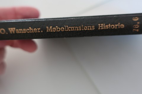 Møbelkunstens Historie
Af Ole Wanscher
Ole Wanscher er en møbelarkitekt, men han underviste også 
Thanning & Appels Forlag
1941
Sideantal: 80
Del af serie fra Thanning & Appels Forlag