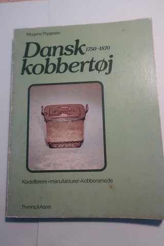 Dansk kobbertøj 1750-1870
Kedelførere - manufakturer - kobbersmede
Af Mogens Thygesen
1980
Thaning & Appels Forlag
Sideantal: 134
Del af serie fra forlaget