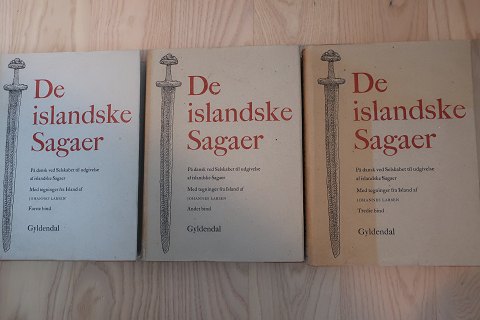 De Islandske Sagaer
3 bind i alt
Se også vores Emnenr.: 564606 For øvrig information om bind 1 og 2
Tegninger fra Island Af Johannes Larsen
Gyldendals Forlag
1978
Med smudsomslag