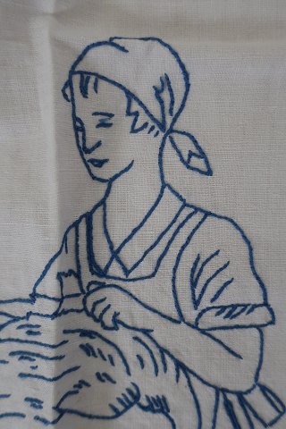 Parade piece
A beautiful old parade piece with handmade blue embroidery
98cm x 59cm
In a good condition
The antique, Danish linen and fustian is our speciality