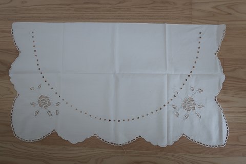 Parade piece for above the chest of drawers
A beautiful old piece with handmade white embroidery
95cmx53cm
The parade piece was in the good old days fx used to hang above the chest of 
drawers, but is
