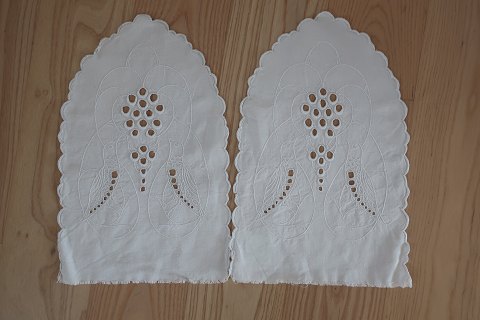 Tehætte - stof, til begge sider
Smuk, gammel, håndbroderet tehætte med smukt motiv 
Flot stand
Antikt, dansk linned og olmerdug er vores speciale, og vi har altid et bredt 
udvalg