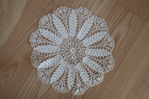 An old table centre /mat 
Round
Made by hand
Diameter: 32cm
In a very good condition