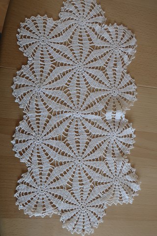 An old table centre /mat 
Round
Made by hand
37cm x 20cm
In a very good condition