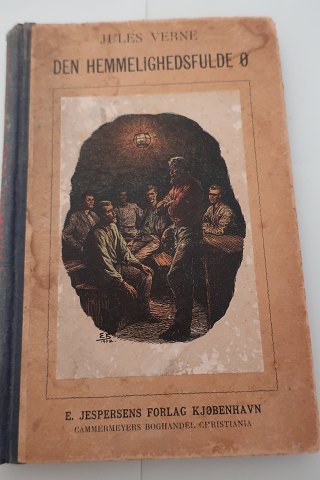 Den Hemmeligheds Fulde Ø - Roman
Af Jules Verne
Del af Jules Vernes Romaner, - dette er roman nr. III
Med illustrationer i akvareltryk efter originaler af I. Nørretranders
E. Jespersens Forlag
Starten af 1900-tallet
Sideantal: 116