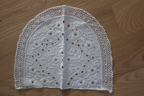 Tehætte - stof - vælg selv stof til den anden side
Smuk, gammel, håndbroderet tehætte med smukt motiv
31cm x 39cm
Flot stand
Antikt, dansk linned og olmerdug er vores speciale, og vi har altid et bredt 
udvalg