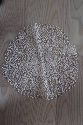 Gammel dug - Lysedug 
Rund
Smukt håndlavet i tyndt garn
Diameter: 30cm