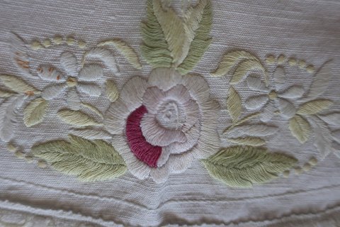 Gammel rund dug
Håndbroderet med farvet broderi
Diam: ca. 60 cm