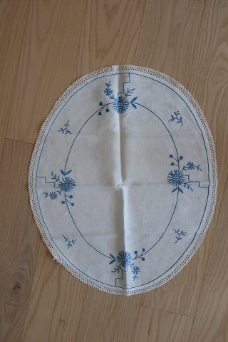 Gammel oval dug
Håndbroderet med farvet broderi
Ca. 55cm x 44cm