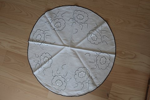 Gammel rund dug
Håndbroderet med farvet broderi
Diam: 73cm