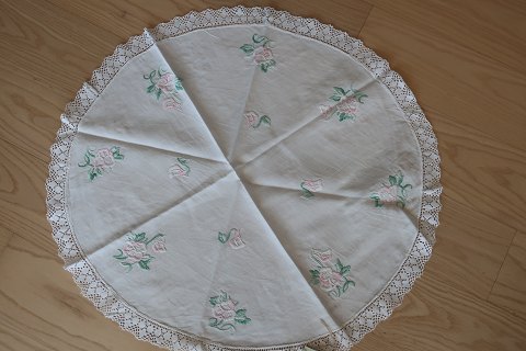 Gammel rund dug
Håndbroderet med farvet broderi
Diam: 62cm