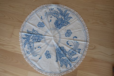Gammel rund dug
Håndbroderet med farvet broderi
Smukt tyndt stof
Diam: 66cm