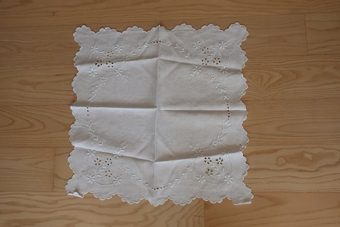 Gammel dug
Håndbroderet med hvidt broderi
Ca. 57cm x 57cm