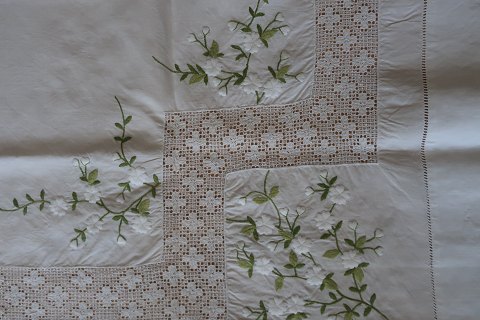 Gammel dug
Håndbroderet med  farvet broderi
Ca. 126cm x 125cm