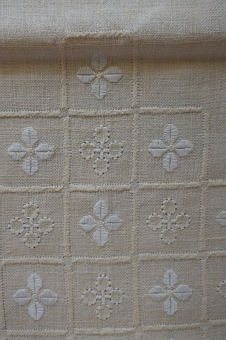 An altes Tischtuch
Mit Stickerei in weiss, - handgemacht und sehr schön
Um 124cm x 122cm
In gutem Stande