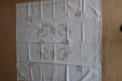 Gammel dug
Håndbroderet med  farvet broderi
Ca. 132cm x 132cm