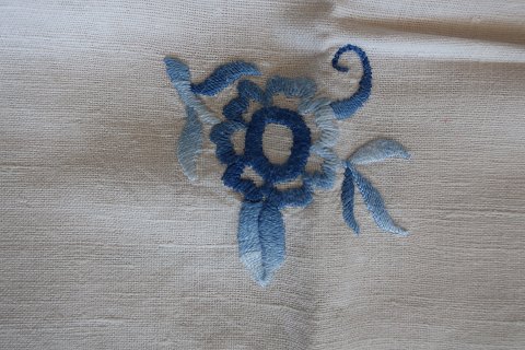 Gammel dug
Håndbroderet med  farvet broderi
Ca. 137cm x 117cm
Passer smukt til Blå blomst-stellet eller mussdelmalet