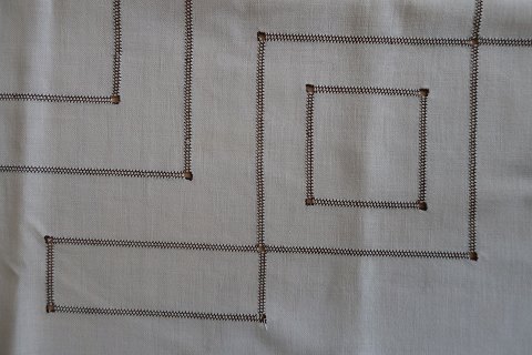 Gammel dug
Håndbroderet med  farvet, grafisk  broderi
Ca. 150cm x 120cm