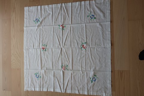 Gammel dug
Håndbroderet med  farvet broderi
Ca. 100cm x 99cm
