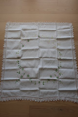 Gammel dug
Håndbroderet med  farvet broderi
Ca. 103cm x 95cm