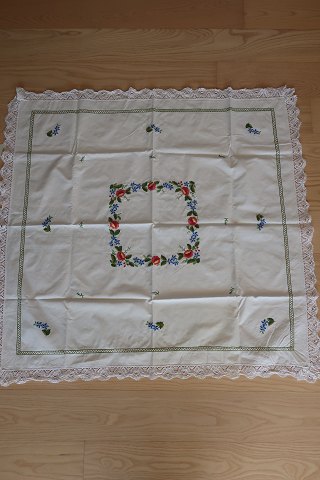 Gammel dug
Håndbroderet med  farvet broderi
Ca. 100cm x 96cm
