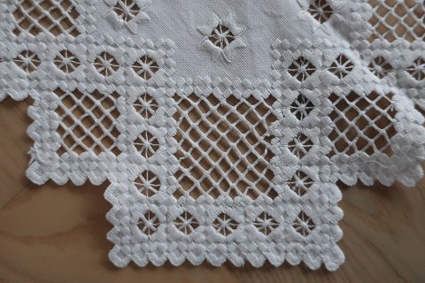 Gammel dug
Håndbroderet med hvidt broderi
Ca. 60cm x 58cm