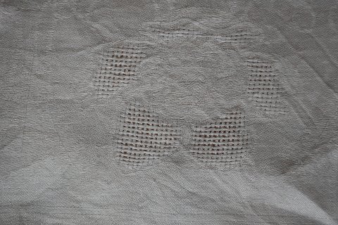 Gammel dug af hør
Håndbroderet med hvidt broderi  og diskrete initialer
Ca. 82cm x 82cm