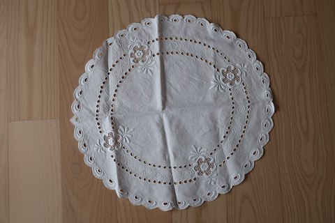 Old table cloth
With embroidery in white- made by hand
Diam: 49cm
In a good condition