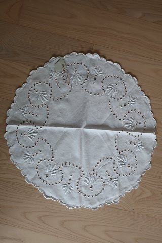 Gammel rund dug
Håndbroderet med hvidt broderi
Diam: 52cm