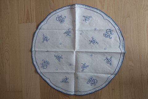Gammel rund dug
Håndbroderet med blåt broderi
Diam: 61cm