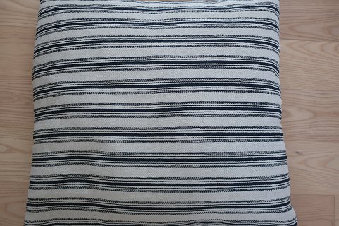 Fustian (olmerdug) made of flaxThis antique, Danish fustian is in the old hand-woven/home-woven quality from the years when that was the way to do it and it is NOT industrial producedThis fustian is  stout and closely woven and it is as a cushion