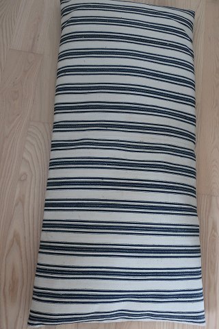 Olmertuch / Barchent, Flachs
Antikes dänisches Olmertuch handgewebt damals, und deshalb NICHT industriell 
hergestellt oder nachgemacht.
Das Olmertuch ist sehr kräftig und dichtgewebt.
Diese Kissen:  122cm x 58cm
Dies ist als lang-Kissen gemacht