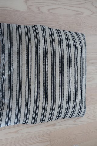 Fustian (olmerdug) made of flax
This antique, Danish fustian is in the old hand-woven/home-woven quality from 
the years when that was the way to do it and it is NOT industrial produced
This fustian is  stout and closely woven and it is as a cushion