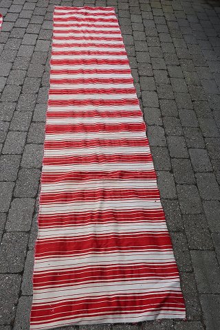 Olmerdug, uld
Antik dansk olmerdug i den gamle danske håndvævede/hjemmevævede kvalitet fra 
dengang.
Olmerdugen er meget kraftig og tætvævet med hør trend og islæt i uld.
Dette stykke måler: 325cm x 71cm
Foto nr. 2 viser bagsiden, hvor du ser lidt fjer