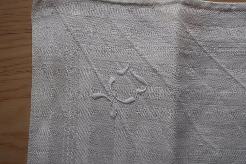 Antikke Stofservietter/mundservietter
Hør
Med smuk vævning med initialer og struktur
48cm x 47cm
Håndvævede
Haves 2 stk. ens
Antikt, dansk linned og olmerdug er vores speciale