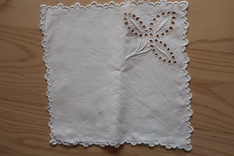 Antikke Stofservietter/mundservietter
Hør
Med smukt hulmønster
25cm x 25cm
Håndvævede
Haves 11 stk. ens
Antikt, dansk linned og olmerdug er vores speciale