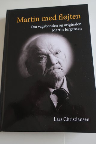 Martin med æ fløjt / Martin med fløjten
Om vagabonden og originalen = Martin Jørgensen
Fra fattiglem og den videre udvikling ud i egnen, - om samfundets bund og andet
Der er opsat en flot skulptur af Martin på gågadens torv i Sønderborg
Af Lars Christ
