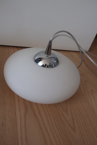 Smuk pendel / Loftslampe af materet hvidt glas
Design: Odreco, Danmark
H: 21cm/22cm inkl. spids 
H: 14cm/15cm kun selve glasset 
Diam: ca. 26cm
Med ledning