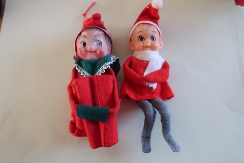 2 stk. gamle julenisser med foldede ben, som kan rettes ud
Fra 1960-erne
H: ca. 12,5cm