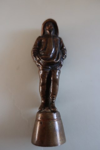 Antik figur, måske fisker, med sydvest i messing
H: ca. 10cm
Tung