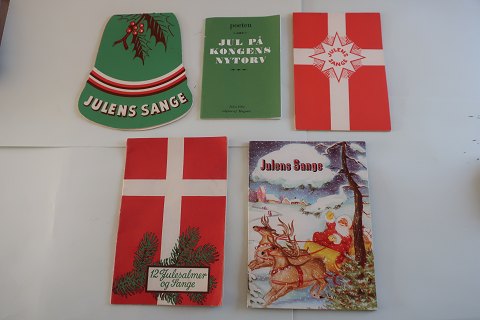 For samlere:
5 stk. tidstypiske gamle jule-sanghæfter
Brug dem for en nostalgisk følelse, når I går om juletræet
Hæfterne er bl.a. fra Magasin på Kongens Nytorv
H: ca. 8cm-12cm