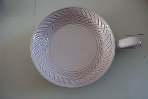 Keramik, hvid, fra Alma-keramik, Denmark 
Med et øre/hank
Indridset: Alma 53
Diam: 13,5 uden øre